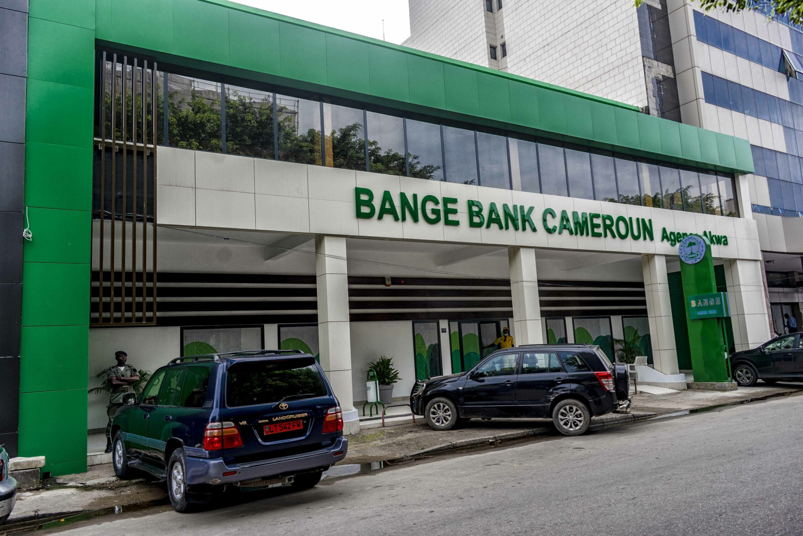 Visite des Ministres à BANGE BANK Akwa